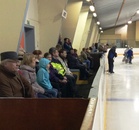 Isovanhemmat seuraamassa harjoituksia vaihtoaitiosta